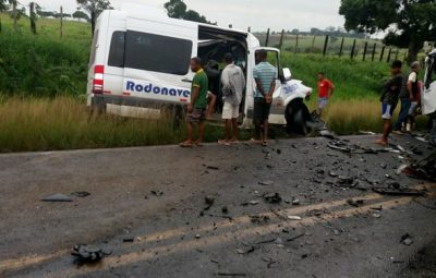 acidente 400x255 - Batida frontal entre van e carreta deixa 8 mortos em rodovia da Bahia