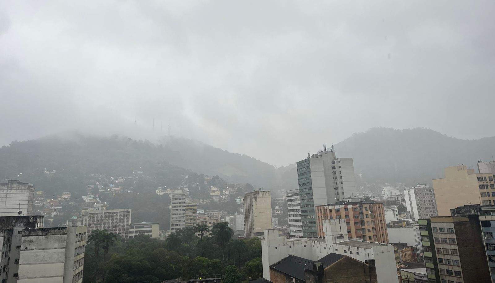 ES recebe alerta de chuva forte e ventania até a manhã de quinta