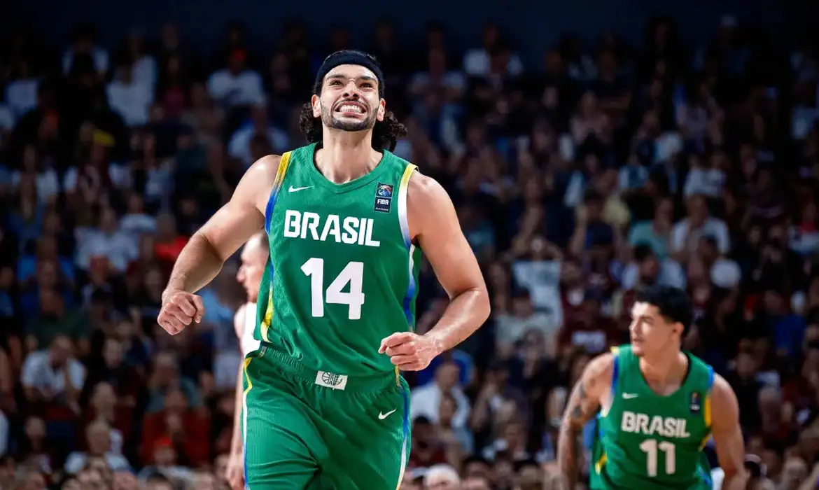 Brasil vence Letônia e se classifica para Paris 2024 no basquete