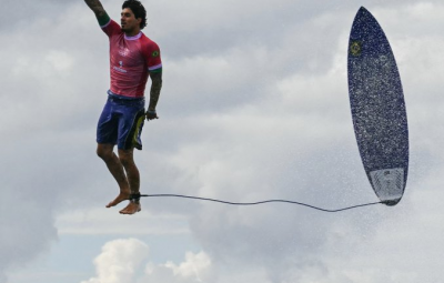 medina 400x255 - Gabriel Medina brilha em Teahupoo e chega às quartas de final no surfe