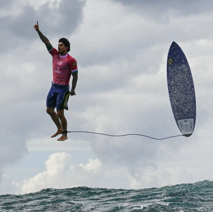 Gabriel Medina brilha em Teahupoo e chega às quartas de final no surfe