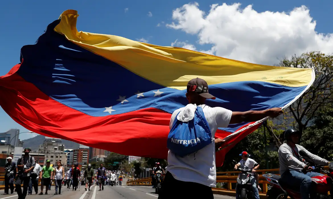 Venezuela expulsa diplomatas de países que contestam eleição