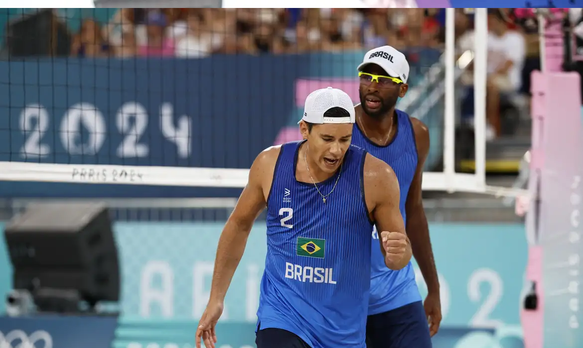 Vôlei de praia: Evandro e Arthur avançam para as oitavas em Paris