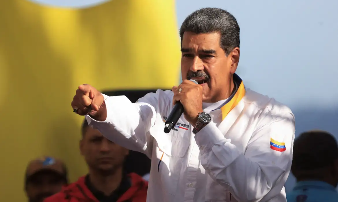 Maduro reage e diz que instituições da Venezuela resolverão impasse