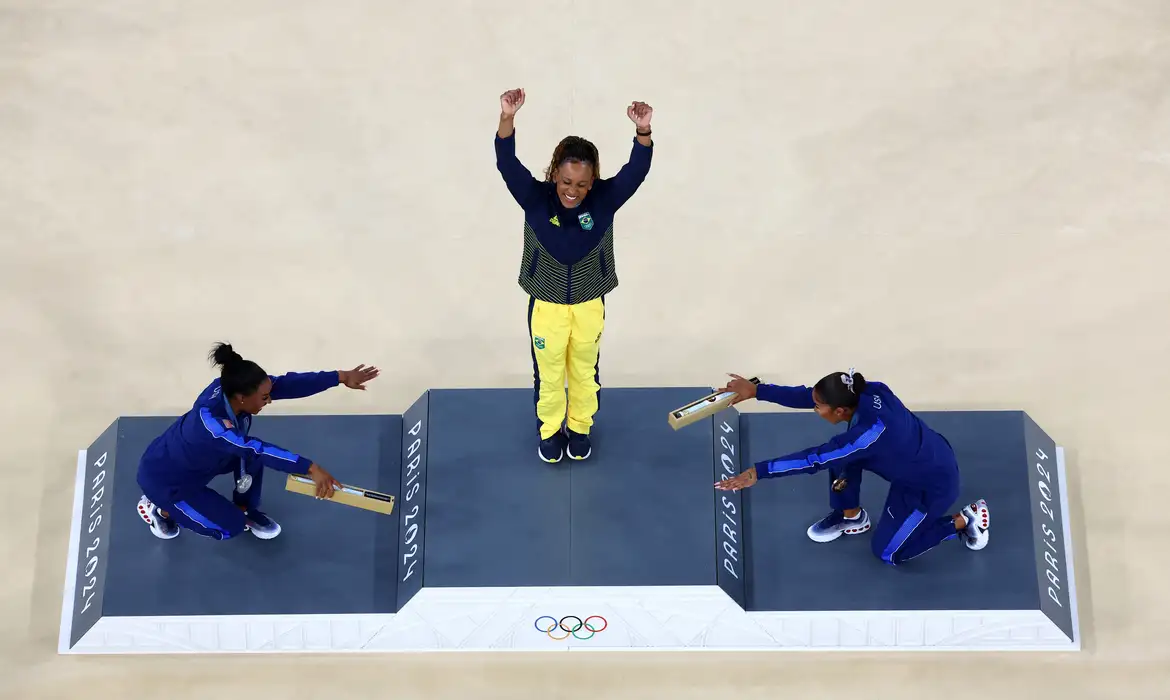 Rebeca é ouro no solo e vira maior medalhista olímpica do Brasil