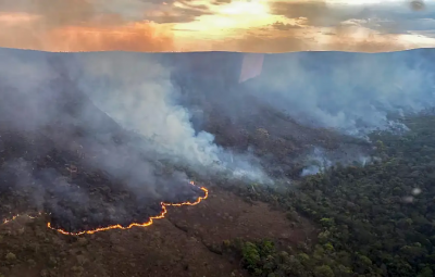 Parque da Chapada dos Veadeiros 400x255 - Incêndio queima 10 mil hectares do Parque da Chapada dos Veadeiros