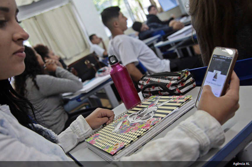 Proibição de celulares em escolas será debatida no Senado, diz Flávio Arns