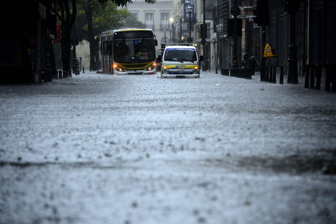 Temporal deixa Rio alagado e prefeitura decreta estágio de crise