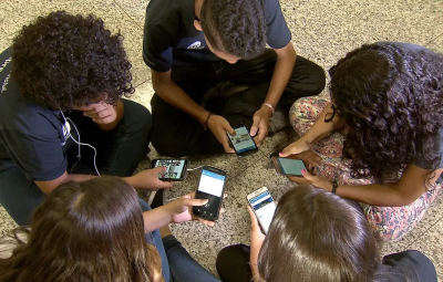 celulares 400x255 - Senado aprova restrição do uso de celulares por estudantes em escolas