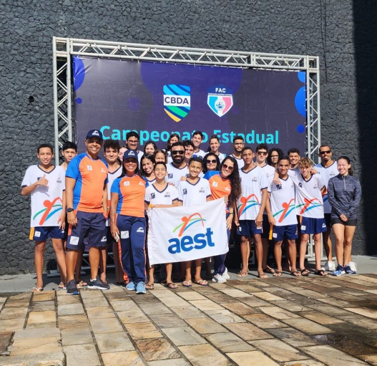 Clube AEST ganha mais de 30 medalhas de ouro em torneios de natação no Álvares Cabral